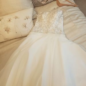Beautiful new wedding Dress Size 12